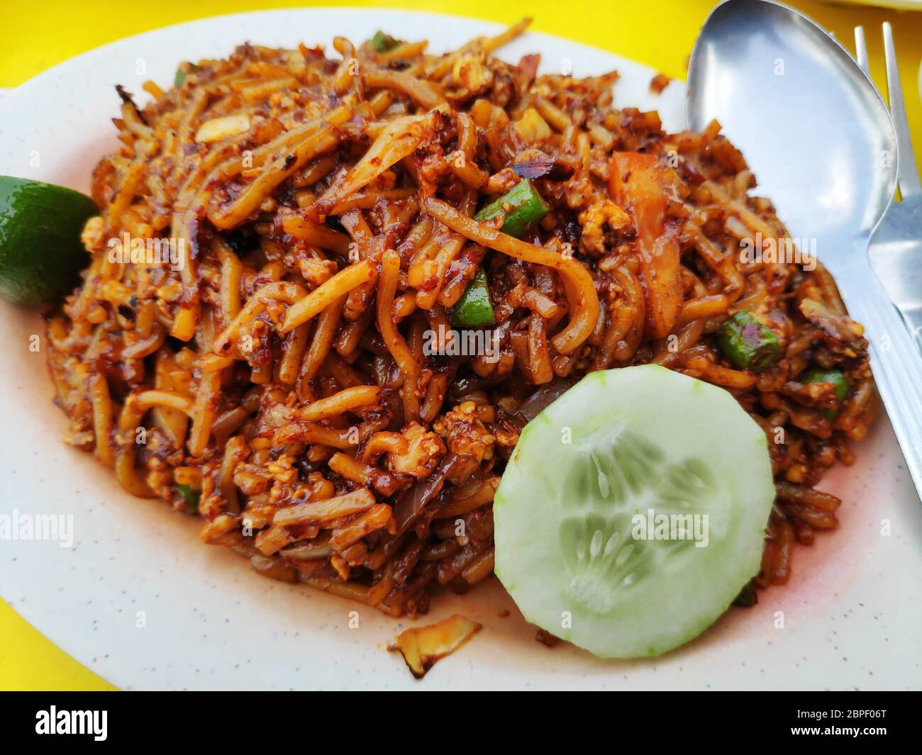 Cuisine malaisienne, nouilles frites, également connue sous le nom de Mee Goreng Mamak Banque D'Images