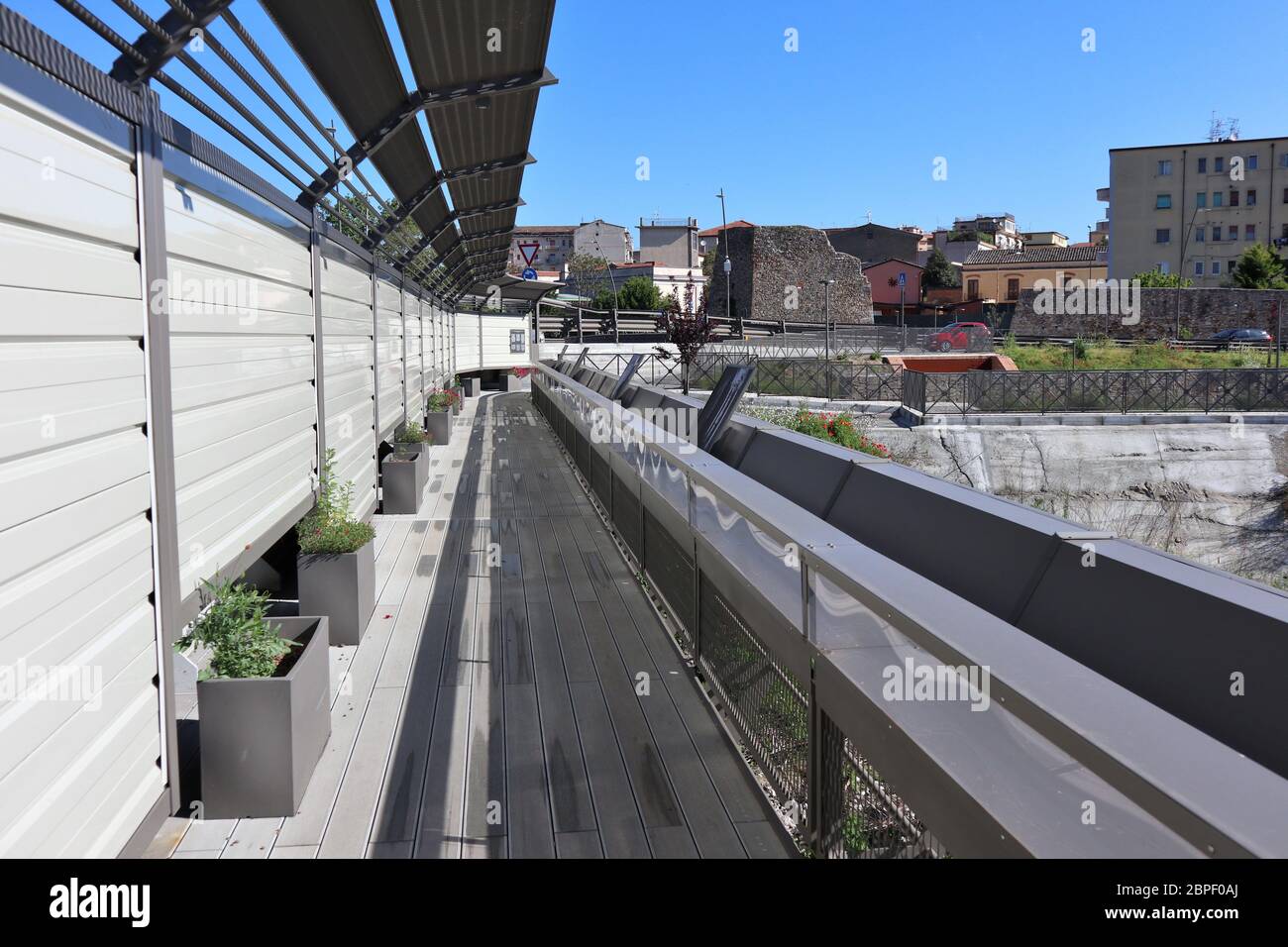 Benevento - Ponte pedonale sul fiume Sabato Banque D'Images