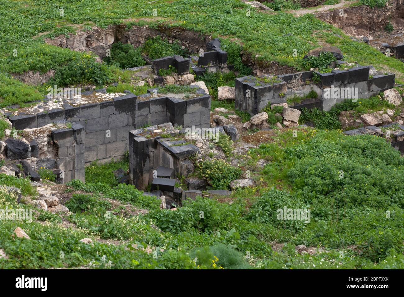 Ruines de la structure de basalte dans l'ancienne Gadara ou Gedaris également connu sous le nom d'Umm Qais ou Qays dans le nord-ouest de la Jordanie Banque D'Images