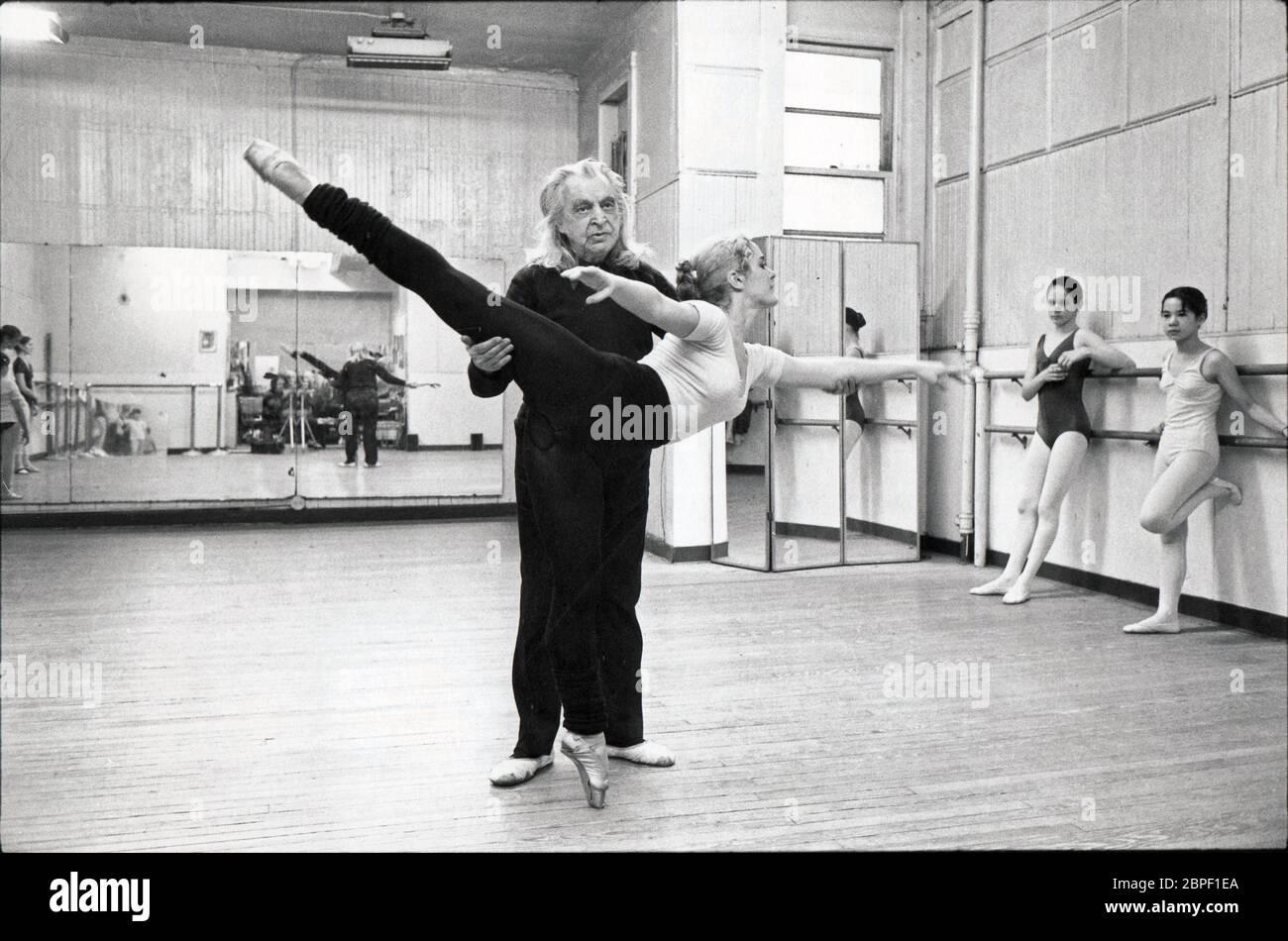 Ancien danseur de ballet, chorégraphe et professeur Maestro Vincenzo Celli enseignant une classe à Midtown Manhattan en 1980. Banque D'Images