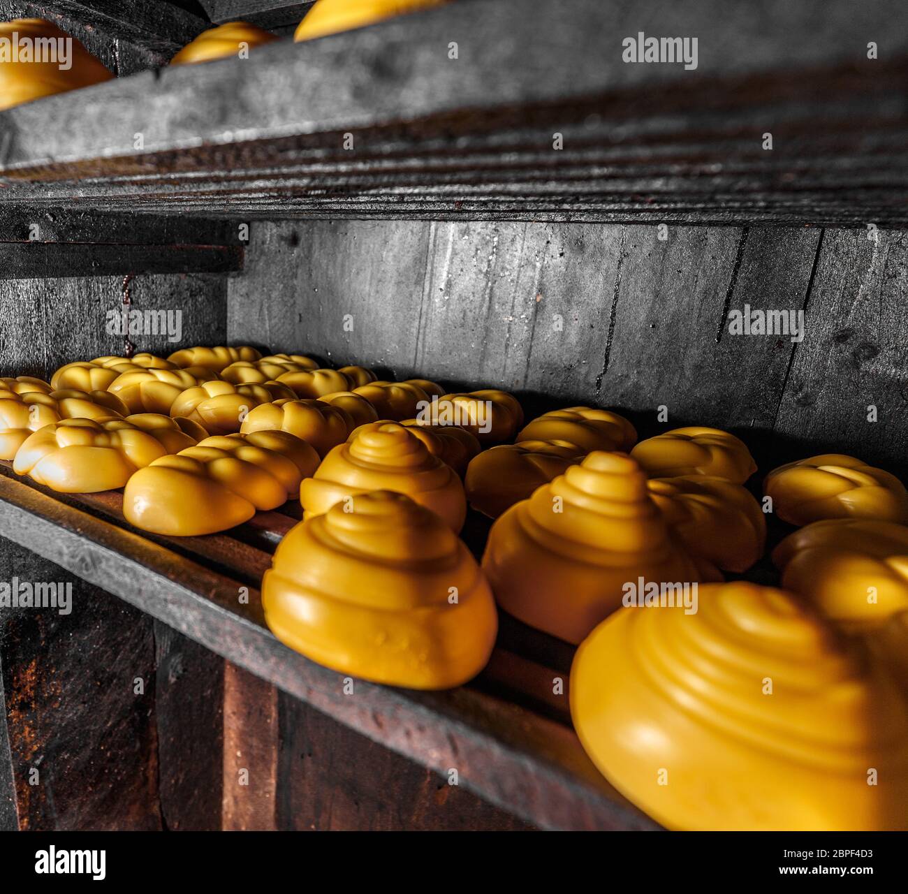 Savoureux fromage tressé d'or dans le fumoir Banque D'Images