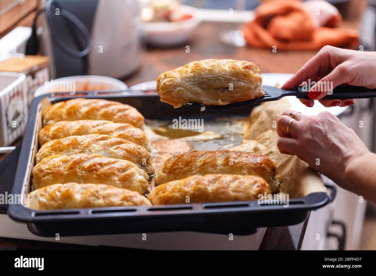 Deer Wellington sur un plateau, prêt à servir Banque D'Images