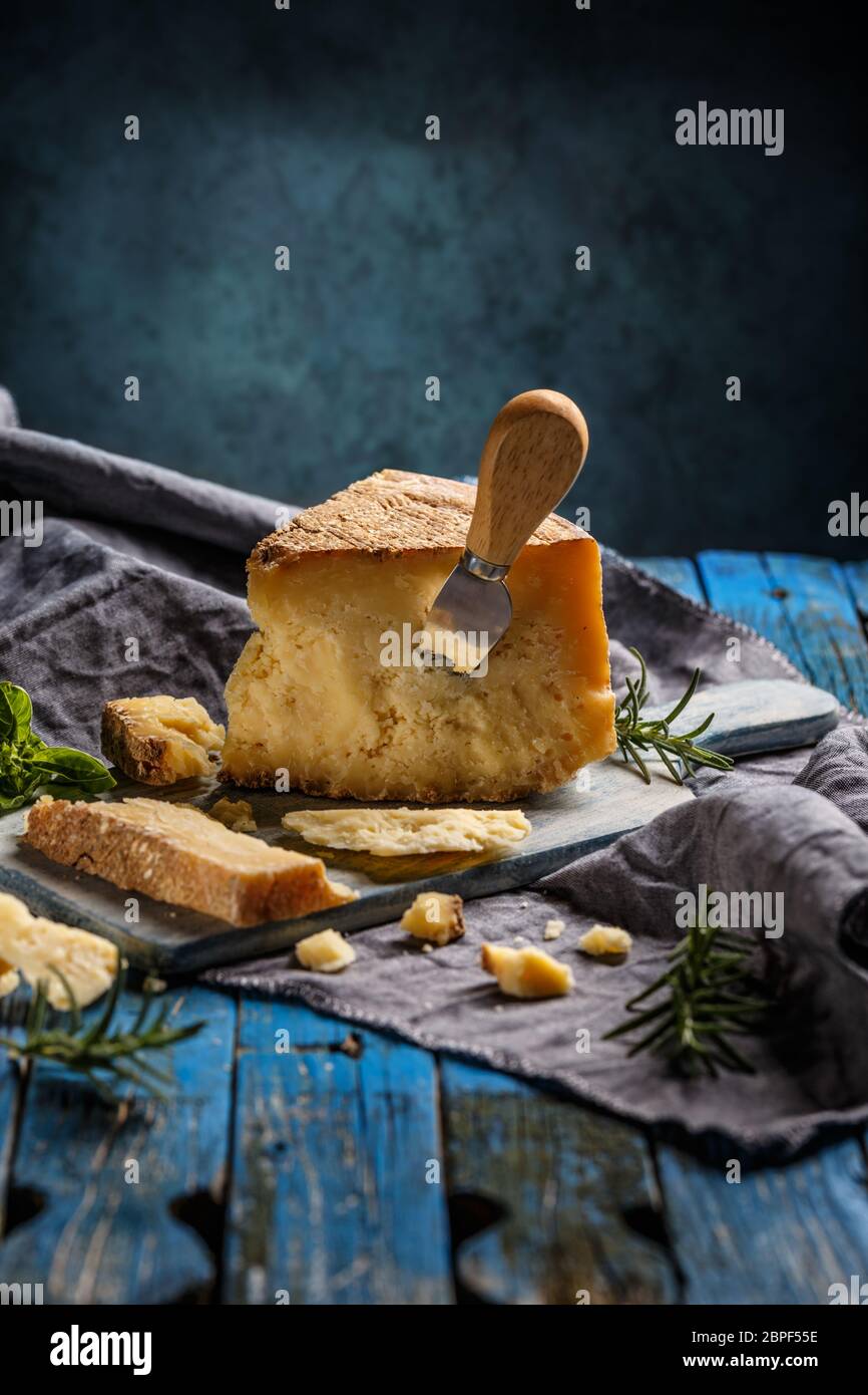 Le fromage parmesan composition sur fond bleu Banque D'Images