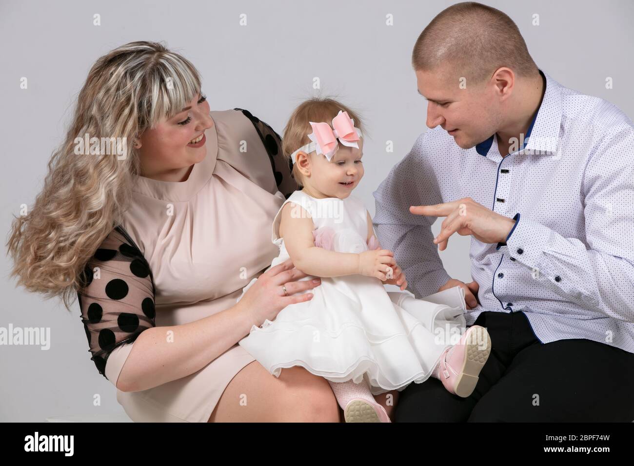 Maman Et Papa Jouent Avec Une Petite Fille Belle Famille Avec Bebe Un Enfant D Un An Avec Parents Photo Stock Alamy