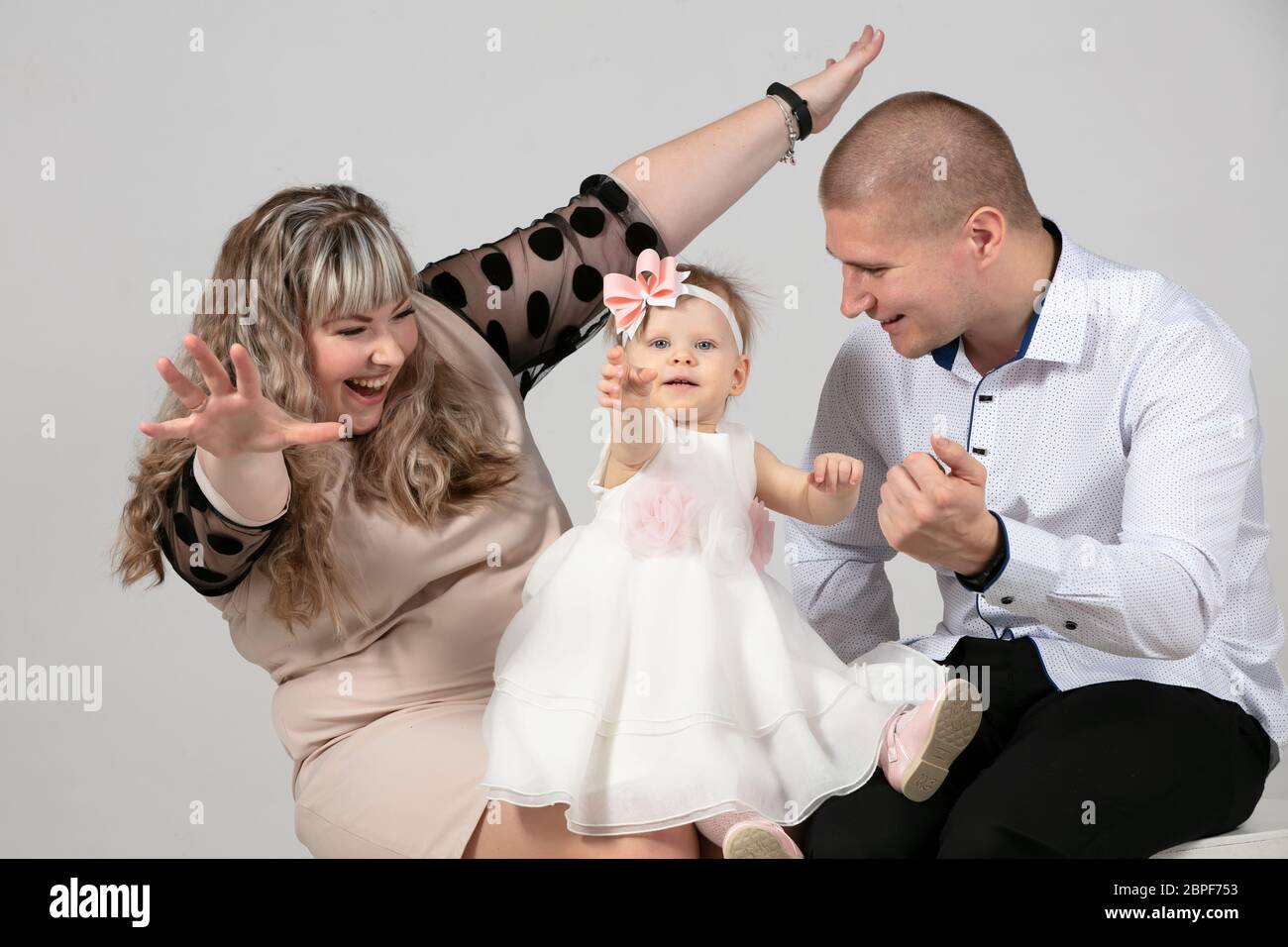 Maman Et Papa Jouent Avec Une Petite Fille Belle Famille Avec Bebe Un Enfant D Un An Avec Parents Photo Stock Alamy