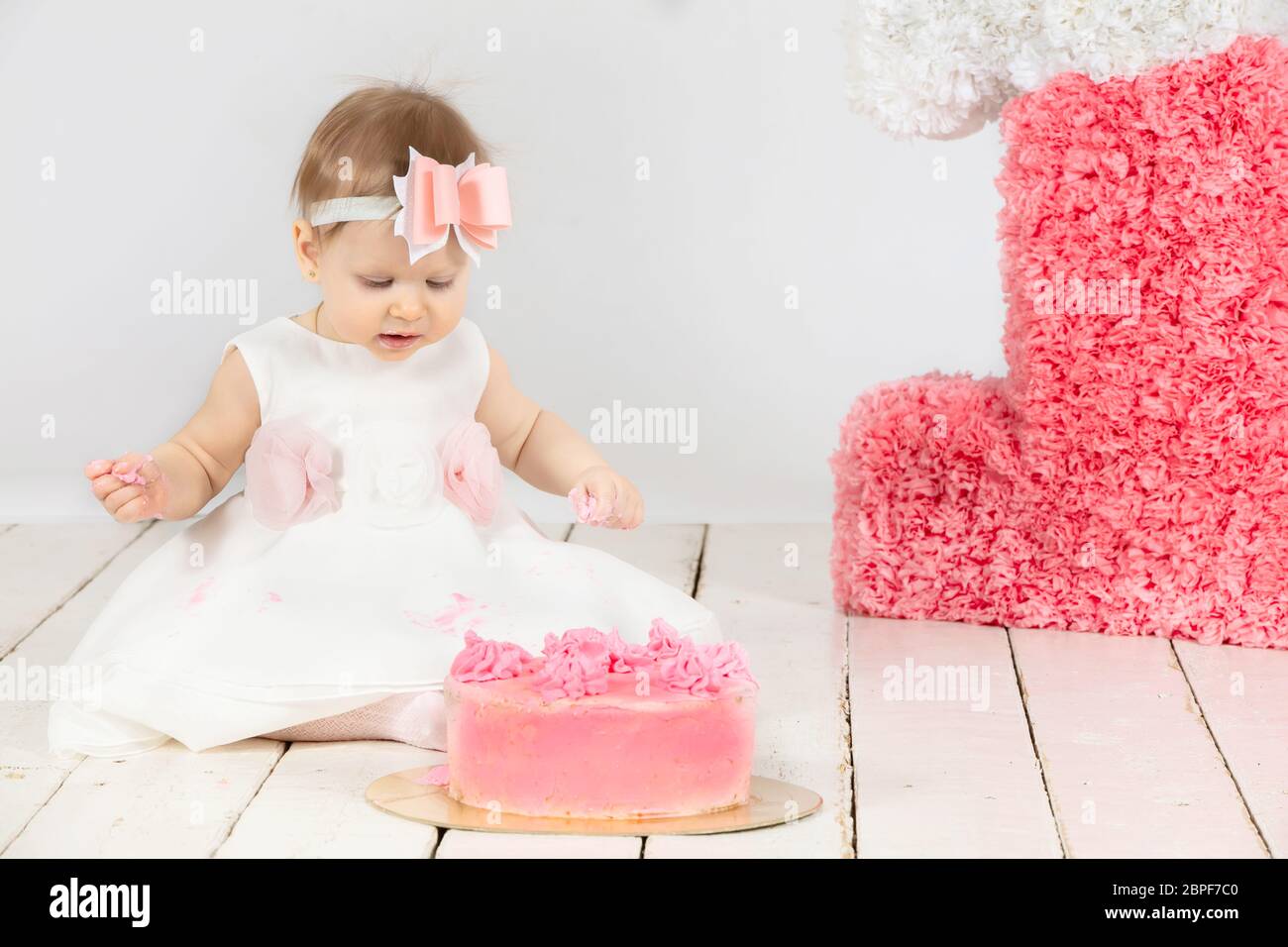Premier Anniversaire Bebe D Un An Belle Petite Fille Avec Un Gateau D Anniversaire Photo Stock Alamy