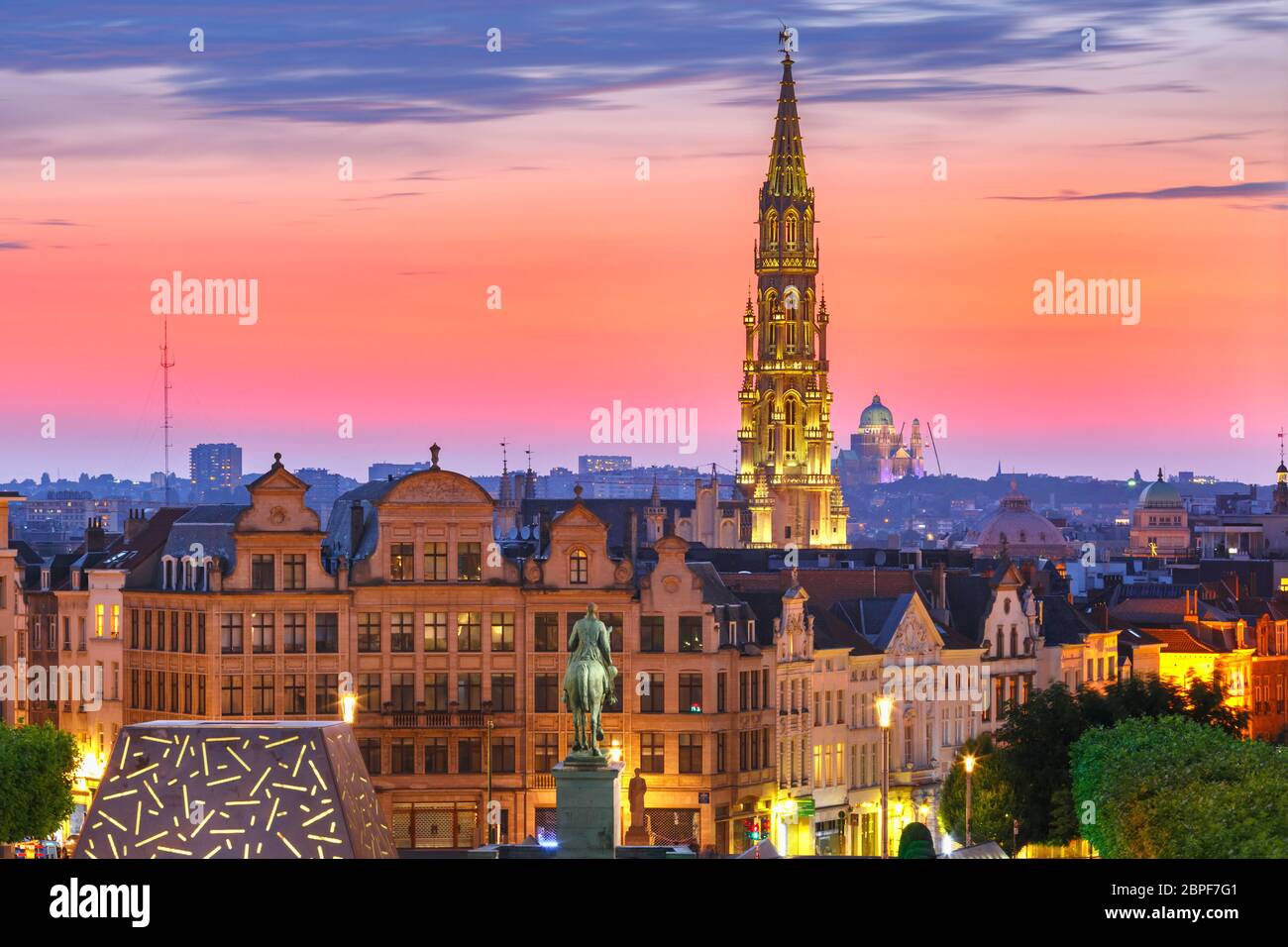 L'Hôtel de Ville de Bruxelles et le Mont des Arts au coucher du soleil à Bruxelles, Belgique Banque D'Images