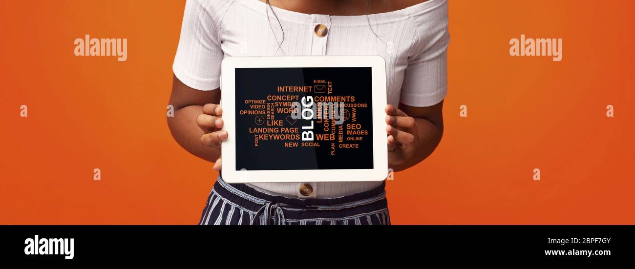 Fille afro-américaine méconnaissable montrant une tablette avec des mots blogging sur l'écran contre fond orange, collage Banque D'Images