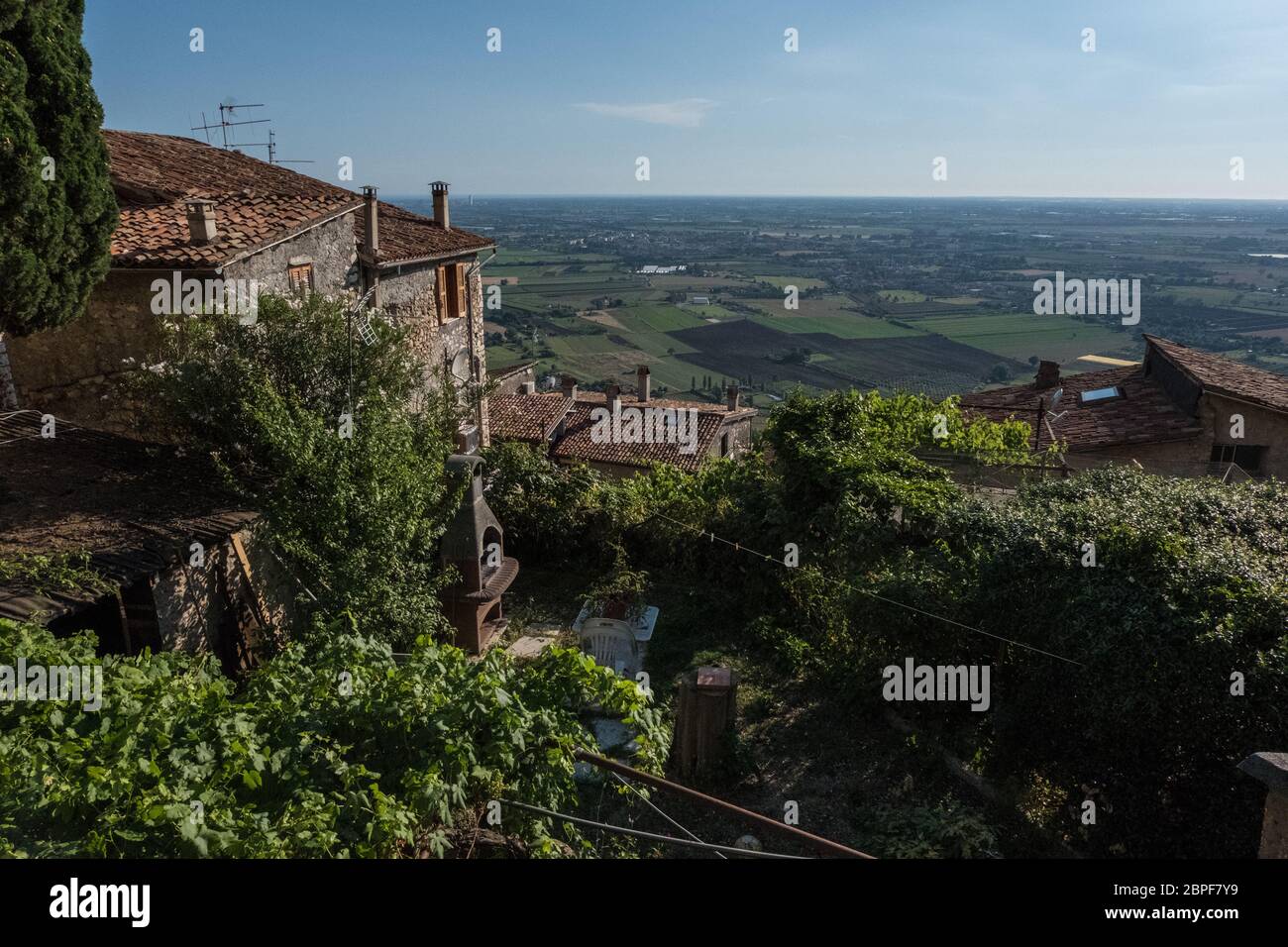 Fond d'écran paysage de la vallée avec ciel bleu avec des nuages derrière une maison ancienne en pierre d'un village médiéval sur les montagnes. Pas de peop Banque D'Images