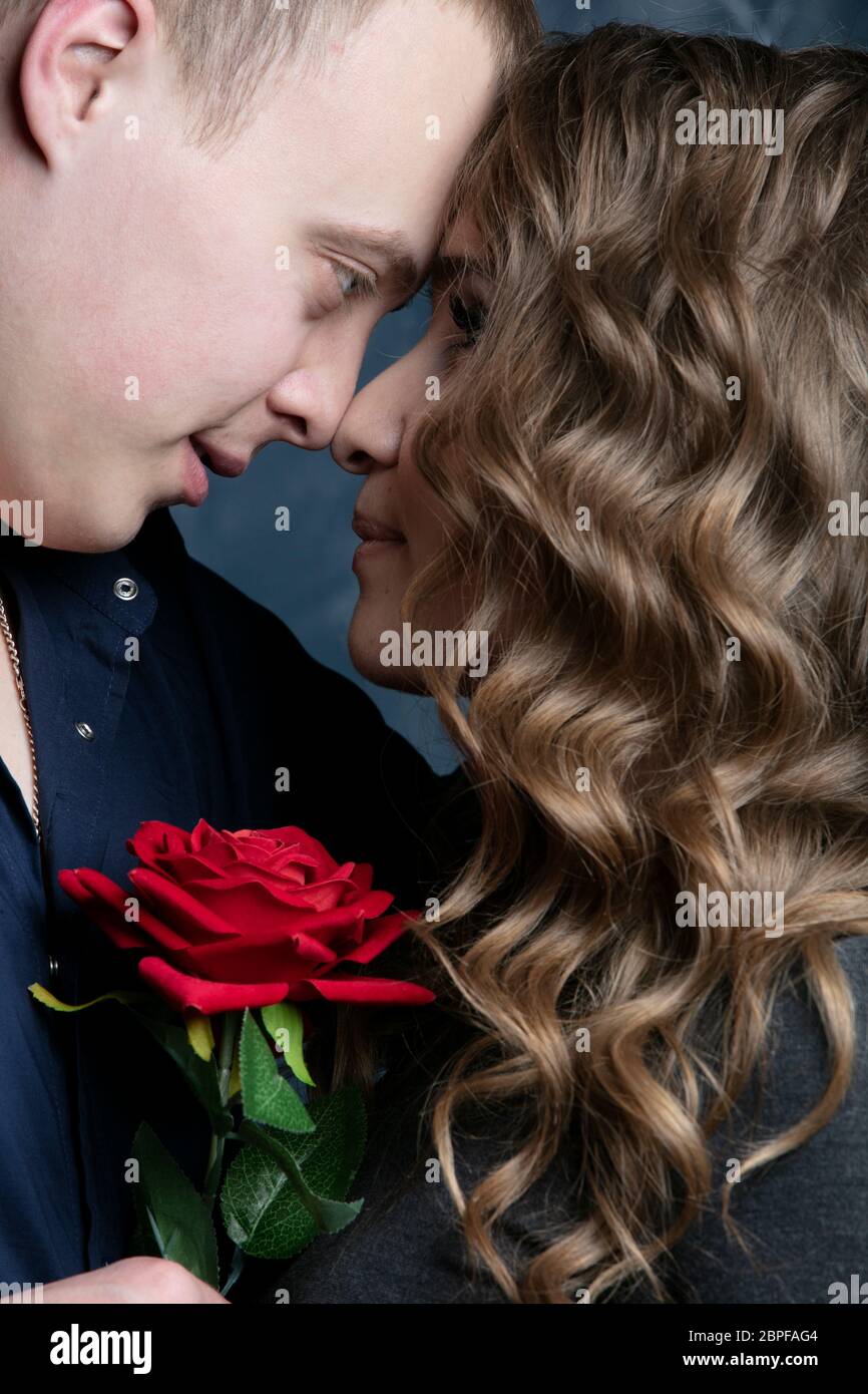 Profil D Une Belle Fille Et D Un Gars Avec Une Rose Rouge Sur L Epaule Du Gars Saint Valentin Amoureux Date Romantique Photo Stock Alamy