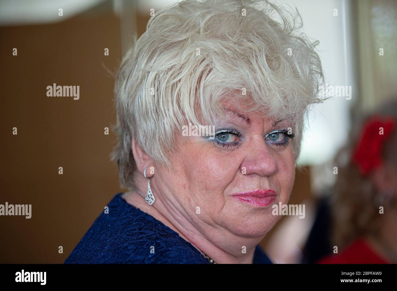Le visage d'une femme âgée. Portrait d'une femme de soixante ans. Banque D'Images