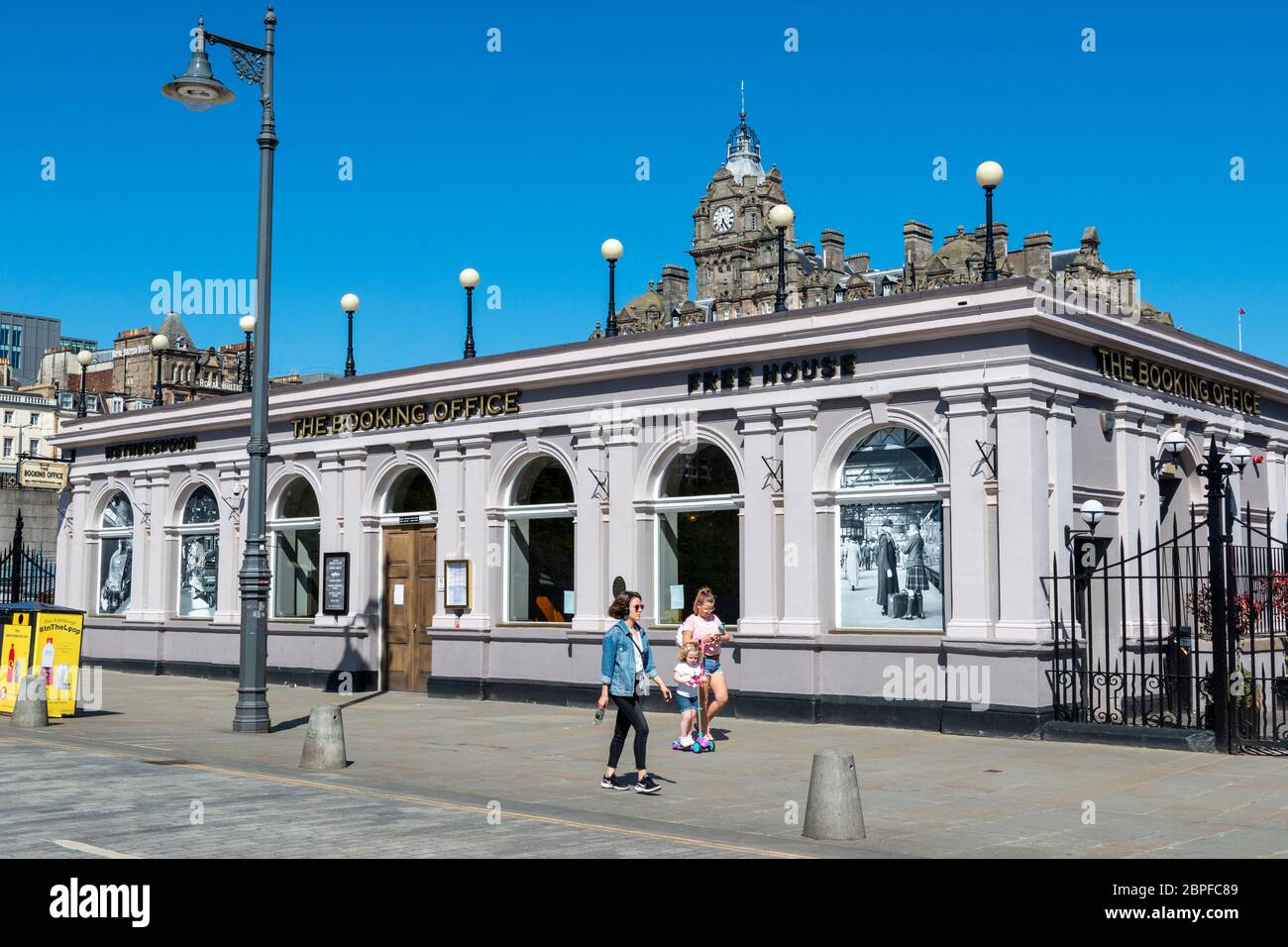 J D Wetherspoon pub The Booking Office on Waverley Bridge, au-dessus de la gare de Waverley à Edinburgh, en Écosse, au Royaume-Uni Banque D'Images