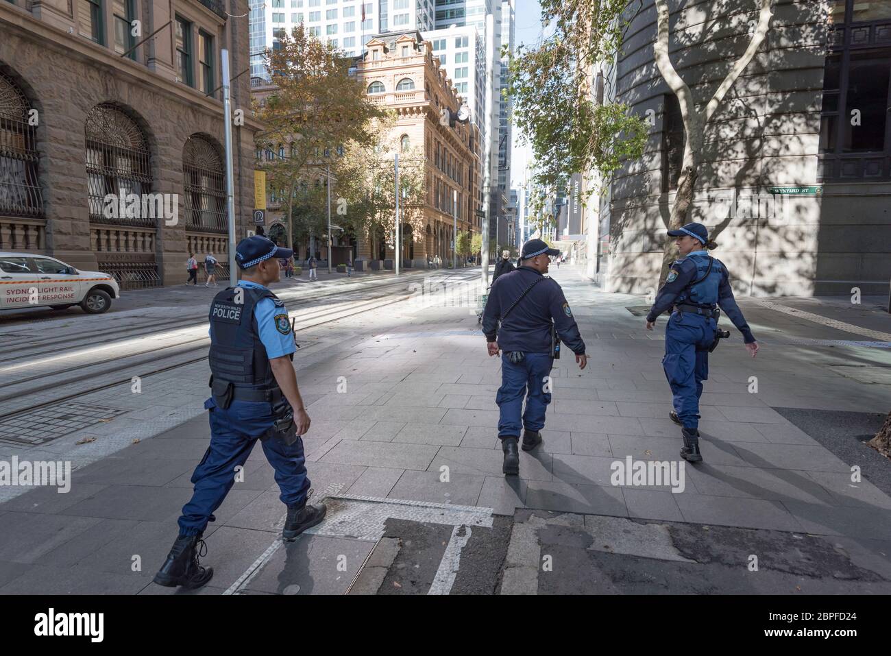 En milieu de matinée, un samedi à George Street, Sydney, un lieu et une heure normalement fréquentés est presque vide, mais pour trois policiers ambulantes patrouillent. Banque D'Images