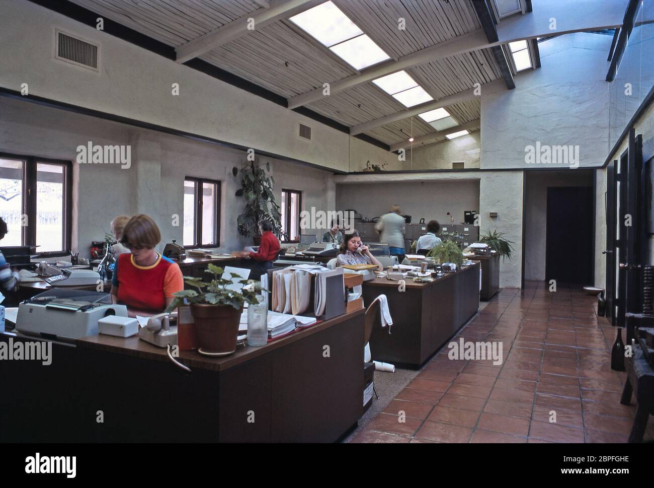 Les femmes occupent le bureau des vignobles Robert Mondavi, Napa Valley, Californie, États-Unis en 1977. Avant l'ordinateur, la machine à écrire électrique était considérée comme de la haute technologie. Banque D'Images