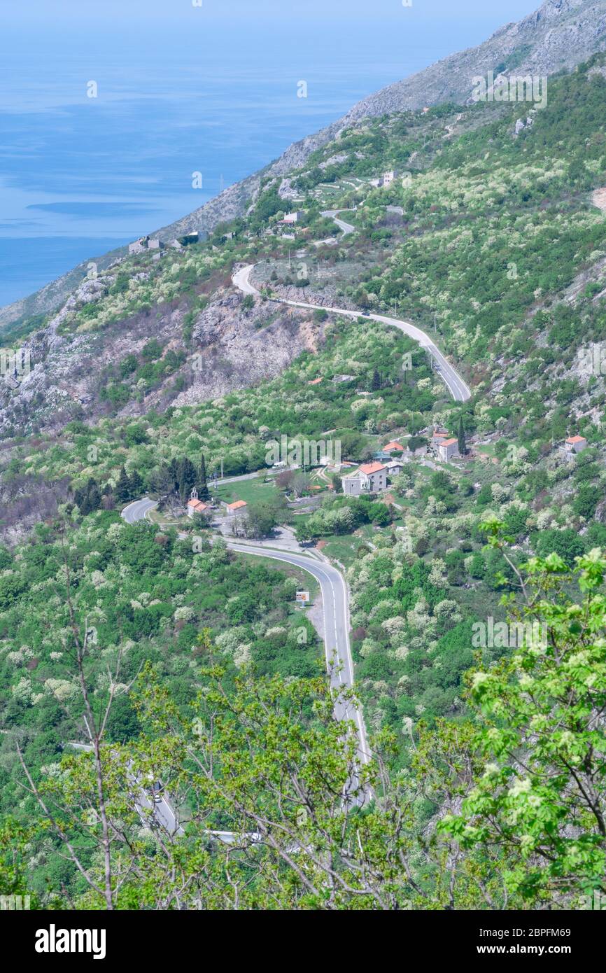 route sinueuse de montagne dans les montagnes Banque D'Images