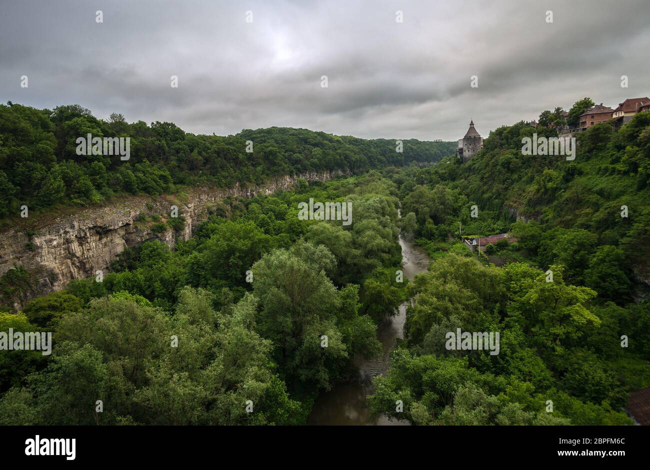 Canyon pittoresque dans la vallée du Smotrich à Kamyanets-Podilsky, Ukraine. Banque D'Images