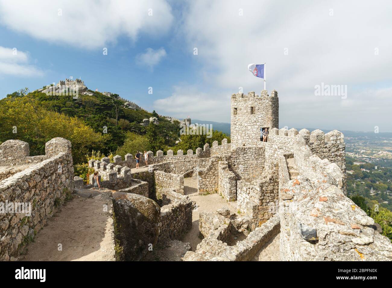 Vue panoramique sur le château médiéval perché Castelo dos Mouros (le château des Maures) à Sintra, Portugal. Banque D'Images Vue panoramique sur le château médiéval perché Castelo dos Mouros (le château des Maures) à Sintra, Portugal. Banque D'Images