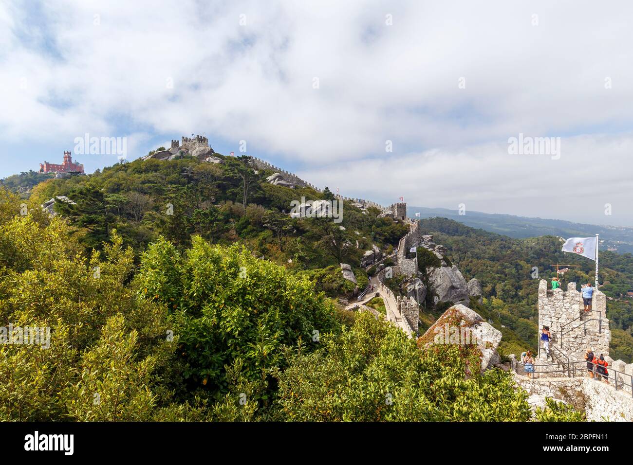 Vue panoramique sur le palais de Pena (Palacio da Pena) et château médiéval le Castelo dos Mouros (Château des Maures) à Sintra, Portugal. Banque D'Images Vue panoramique sur le palais de Pena (Palacio da Pena) et château médiéval le Castelo dos Mouros (Château des Maures) à Sintra, Portugal. Banque D'Images