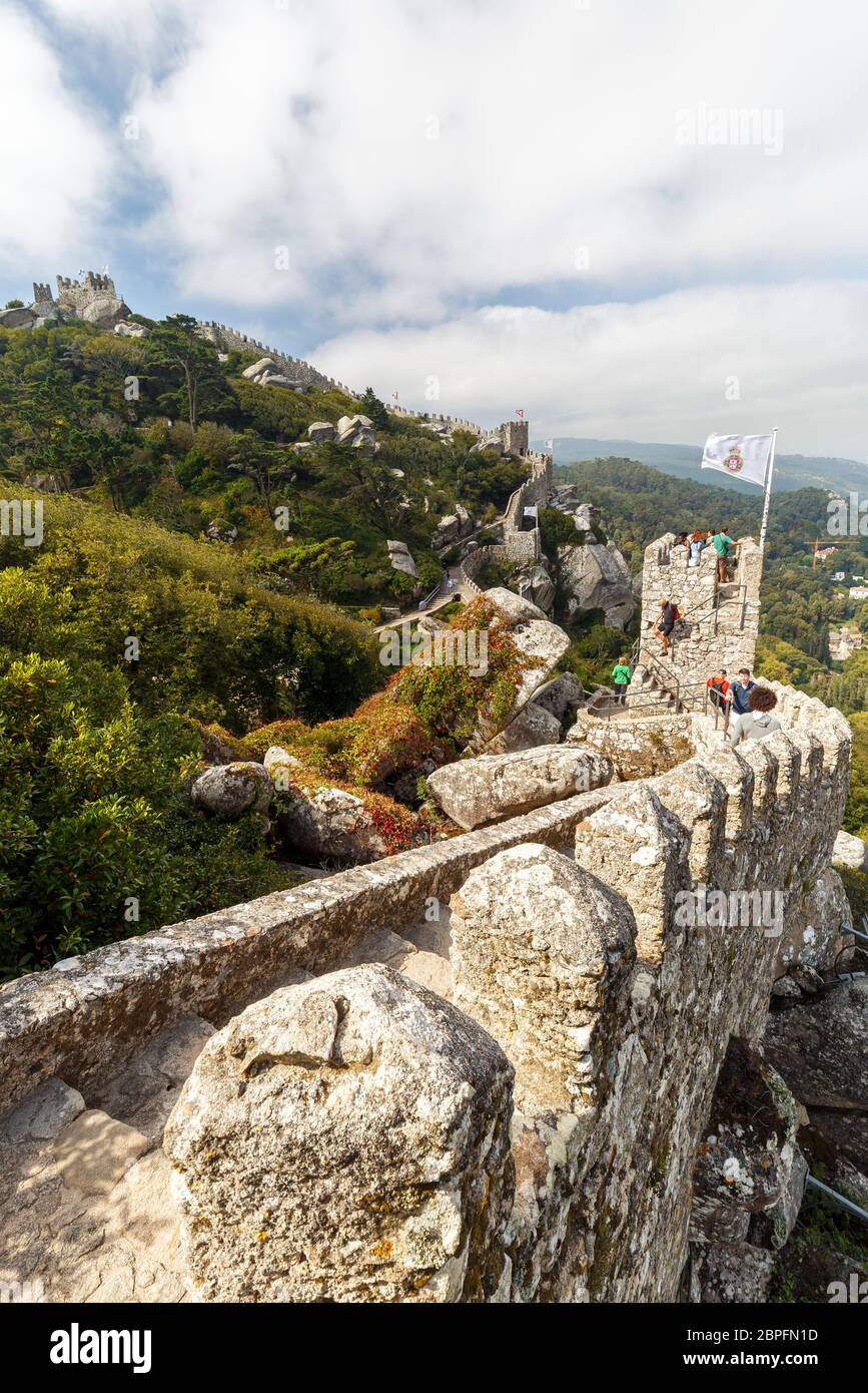 Vue panoramique sur le château médiéval perché Castelo dos Mouros (le château des Maures) à Sintra, Portugal. Banque D'Images Vue panoramique sur le château médiéval perché Castelo dos Mouros (le château des Maures) à Sintra, Portugal. Banque D'Images
