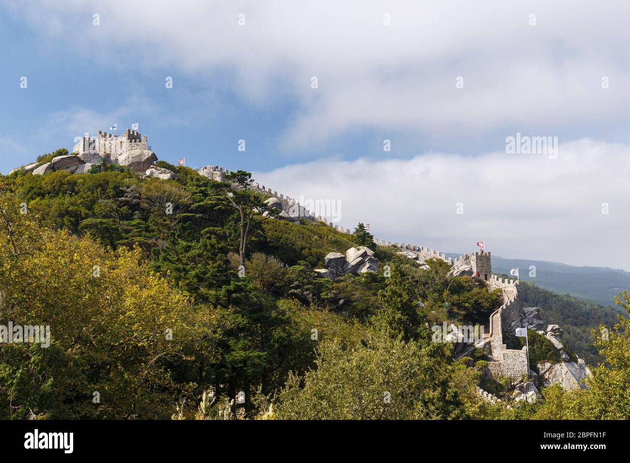Vue panoramique sur le château médiéval perché Castelo dos Mouros (le château des Maures) à Sintra, Portugal. Banque D'Images Vue panoramique sur le château médiéval perché Castelo dos Mouros (le château des Maures) à Sintra, Portugal. Banque D'Images