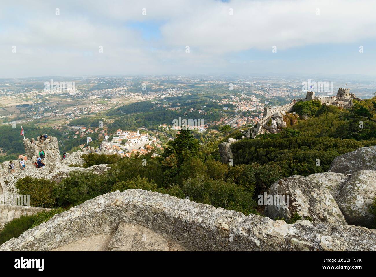 Vue panoramique sur le château médiéval perché Castelo dos Mouros (le château des Maures), la vieille ville et au-delà de Sintra, Portugal. Banque D'Images Vue panoramique sur le château médiéval perché Castelo dos Mouros (le château des Maures), la vieille ville et au-delà de Sintra, Portugal. Banque D'Images
