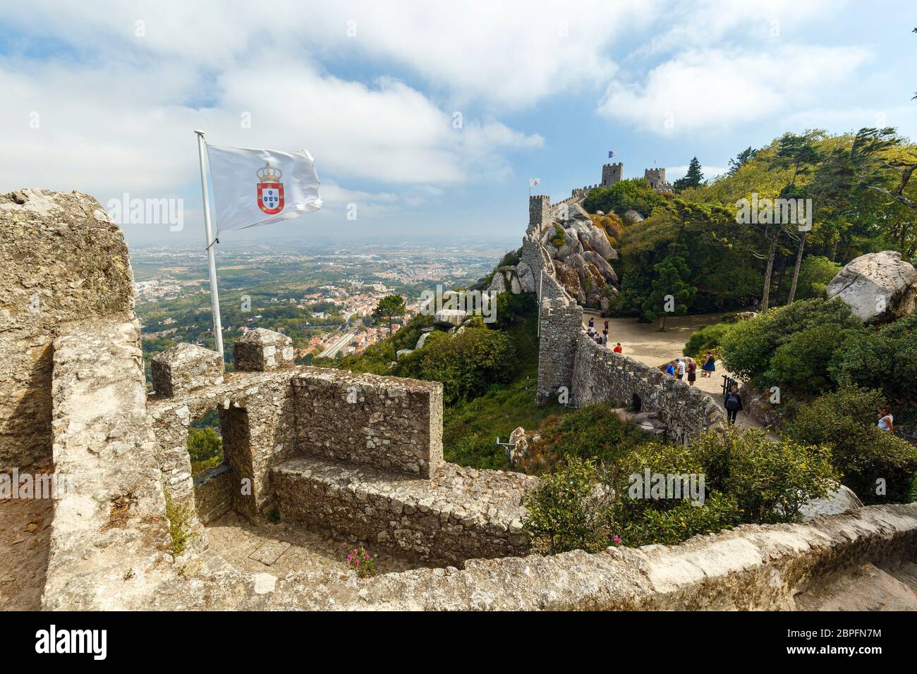 Vue panoramique sur le château médiéval perché Castelo dos Mouros (le château des Maures) à Sintra, Portugal. Banque D'Images Vue panoramique sur le château médiéval perché Castelo dos Mouros (le château des Maures) à Sintra, Portugal. Banque D'Images