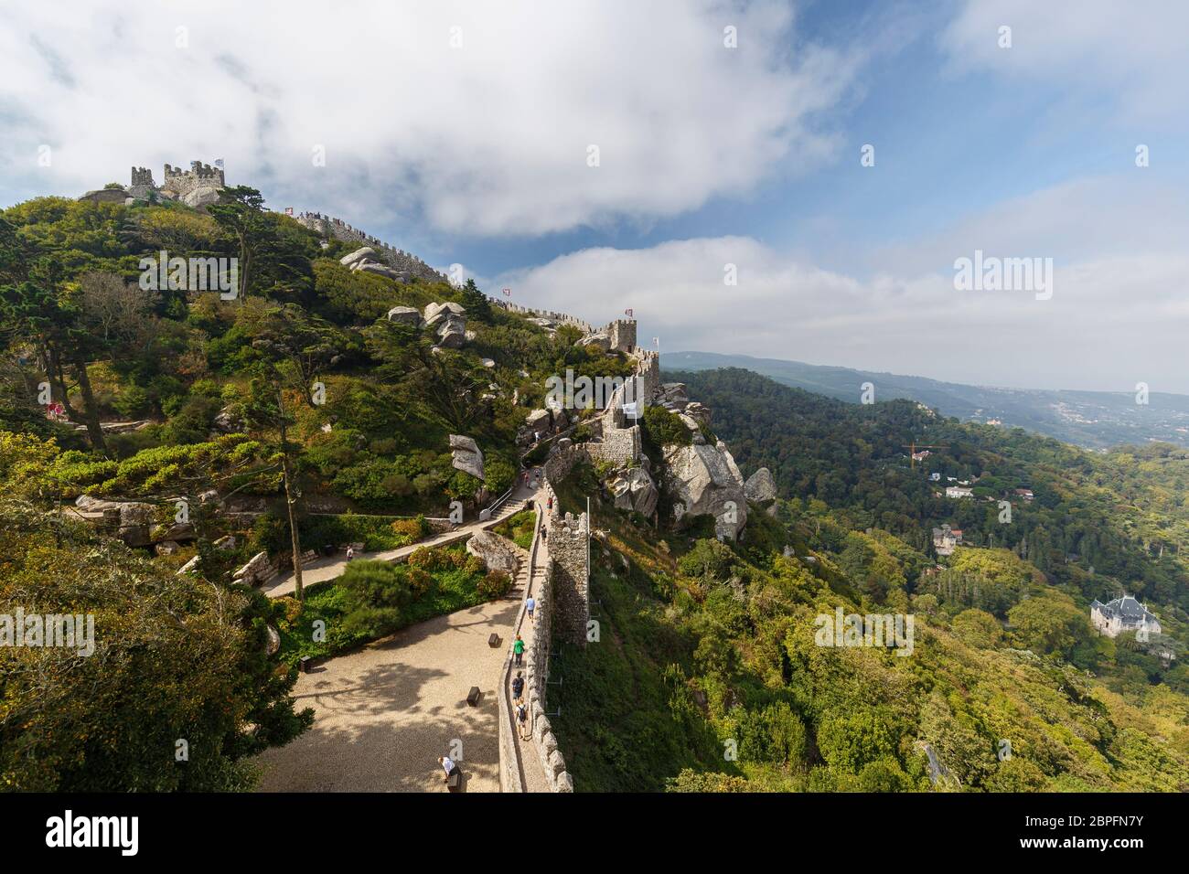 Vue panoramique sur le château médiéval perché Castelo dos Mouros (le château des Maures) à Sintra, Portugal. Banque D'Images Vue panoramique sur le château médiéval perché Castelo dos Mouros (le château des Maures) à Sintra, Portugal. Banque D'Images