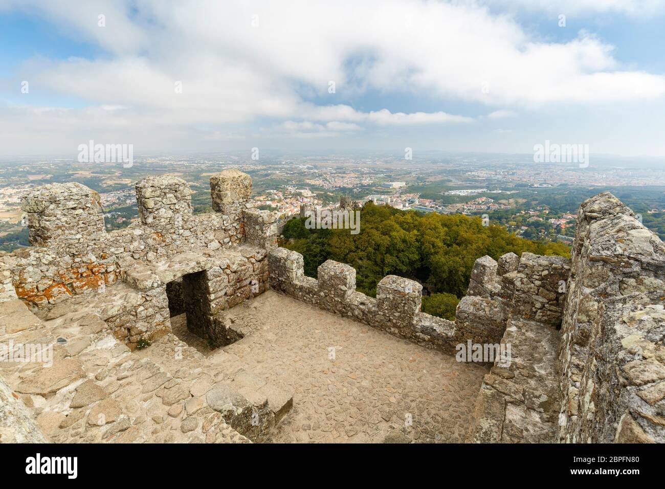 Vue panoramique sur le château médiéval perché Castelo dos Mouros (le château des Maures) et au-delà à Sintra, Portugal. Banque D'Images Vue panoramique sur le château médiéval perché Castelo dos Mouros (le château des Maures) et au-delà à Sintra, Portugal. Banque D'Images