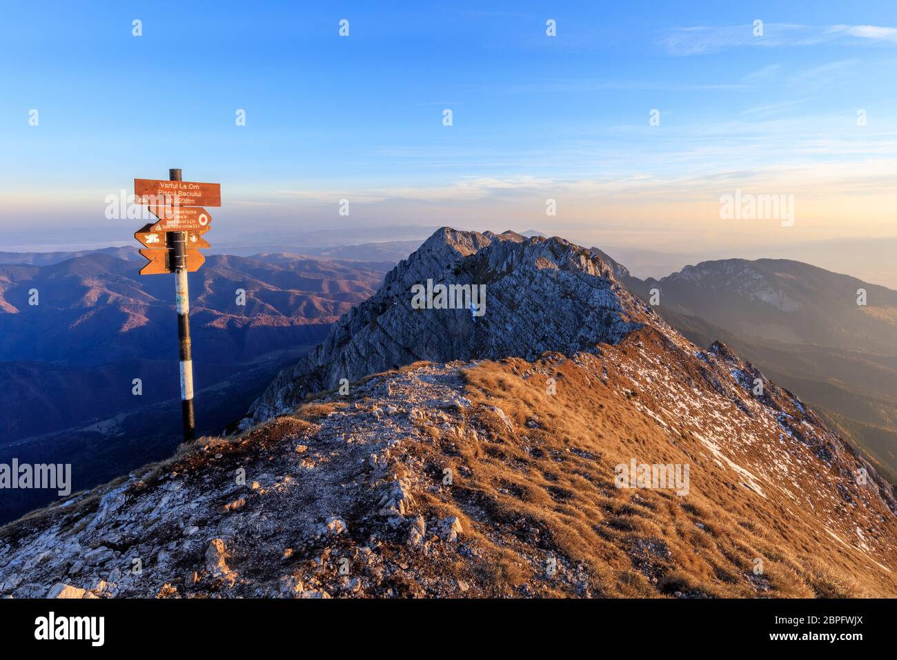 La om Peak (Piscul Baciului) 2238m. Les montagnes Piatra Craiului, Roumanie Banque D'Images