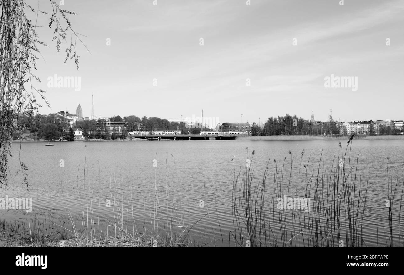 Les trains Pendolino VR traverser un pont sur l'autre côté de Toolo bay à Helsinki City Park - traitement monochrome Banque D'Images