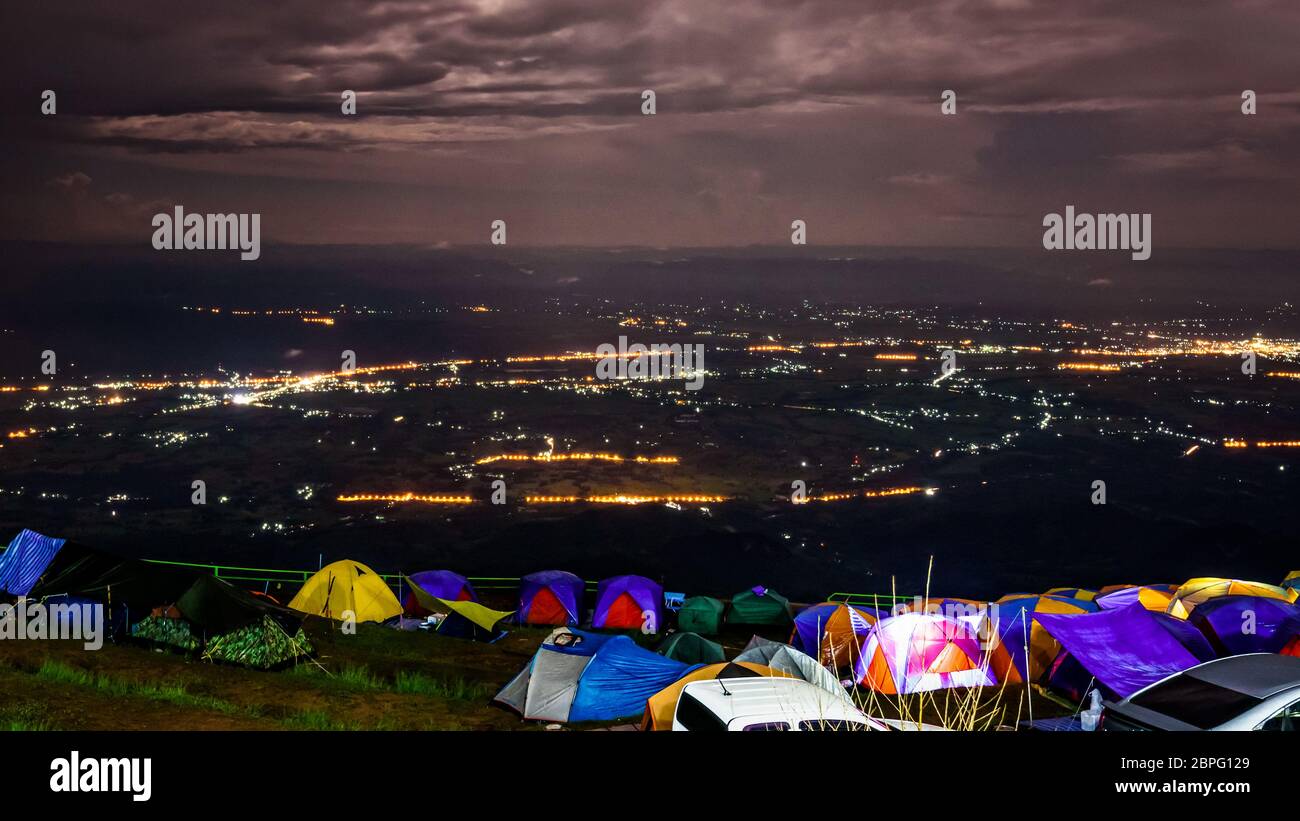 High angle vue de nuit voir la lumière de la rue du camping à Phu à remous Berk Viewpoint de célèbres attractions touristiques de la province de Phetchabun, Thaïlande Banque D'Images
