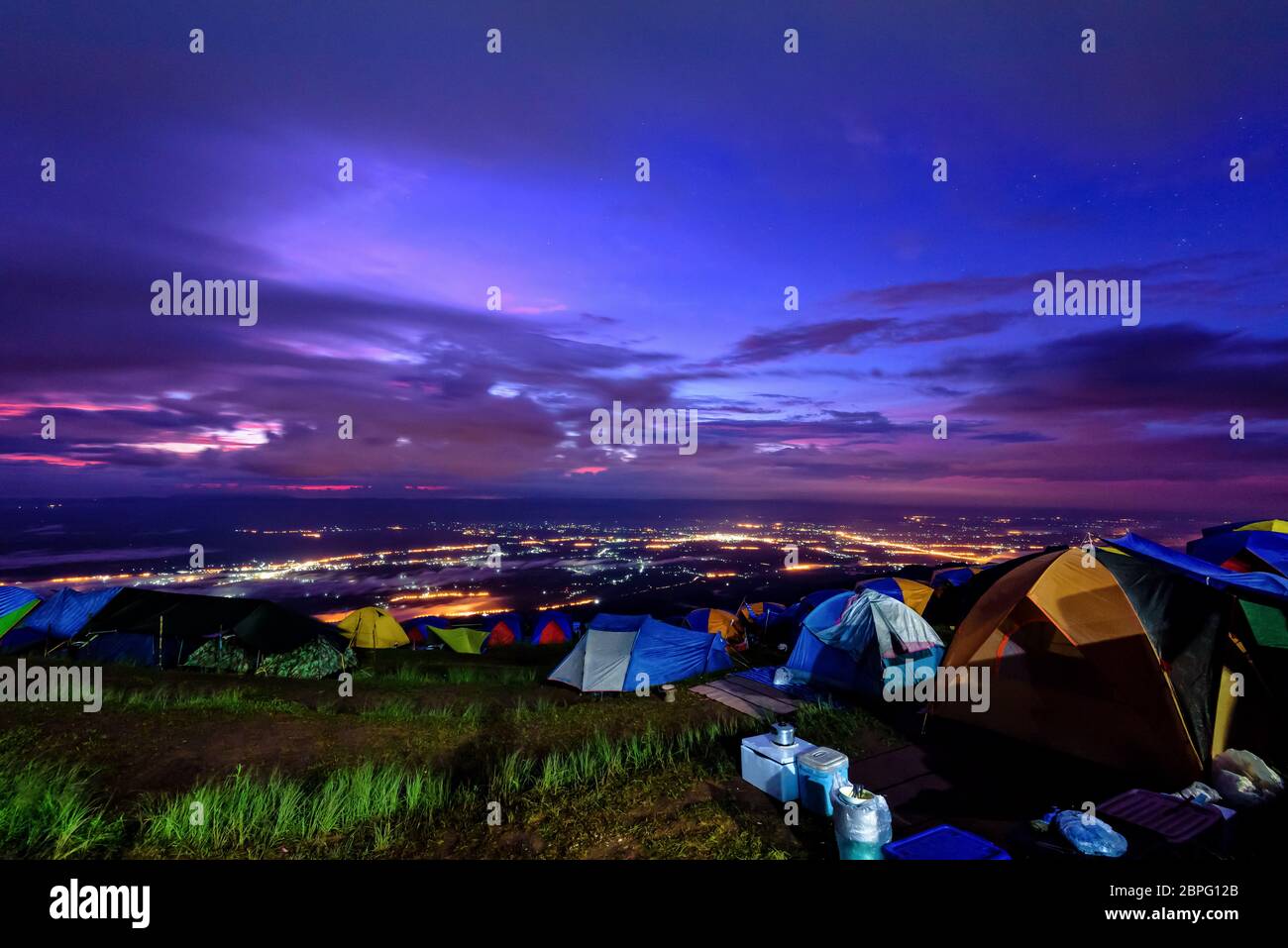 Belle vue sur la grande nature paysage du ciel coloré au cours de l'aube, voir les lumières de la ville et de la route du camping à Phu Thap Berk viewpo Banque D'Images