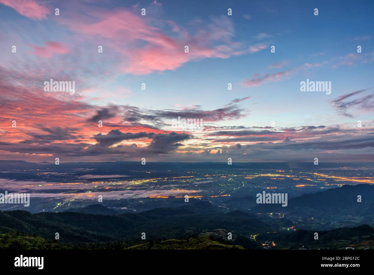 Belle vue sur la grande nature paysage coloré de ciel pendant la sunrise voir les lumières de la route et ville à Phu Thap Berk touristique célèbre point de vue Banque D'Images