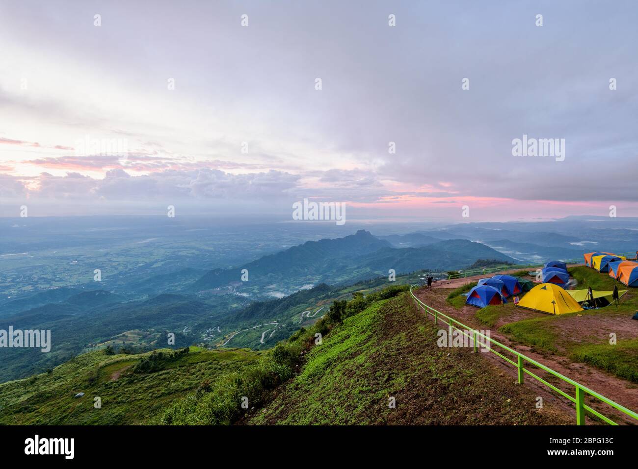 Belle vue sur la grande nature paysage du ciel coloré au cours de l'aube du camping à Phu Thap Berk, de célèbres attractions touristiques de Ph Banque D'Images