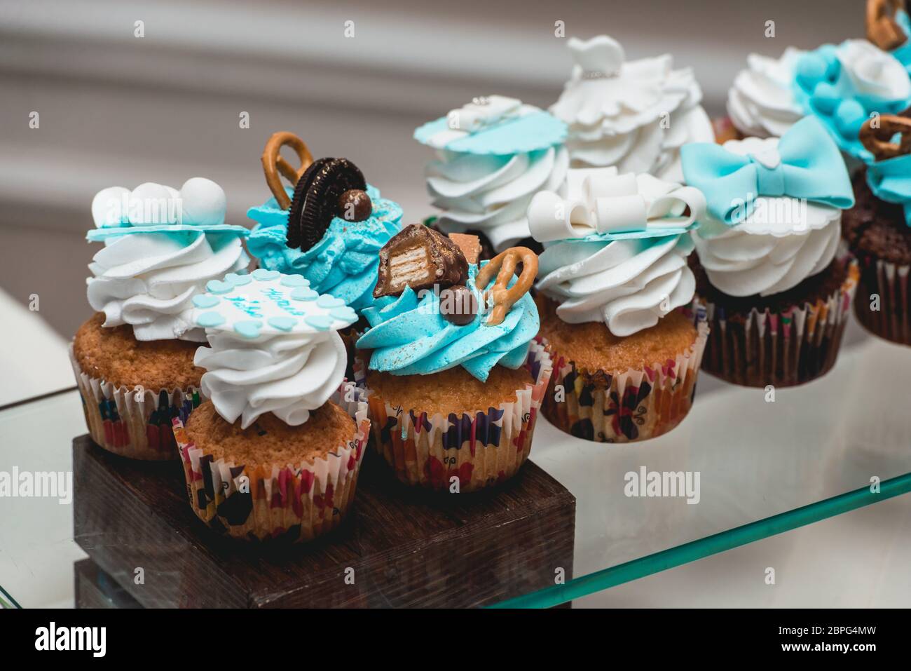 Rangees De Cupcake D Anniversaire Avec Glacage Au Beurre Blanc Et Bleu Sur Un Support En Verre Photo Stock Alamy