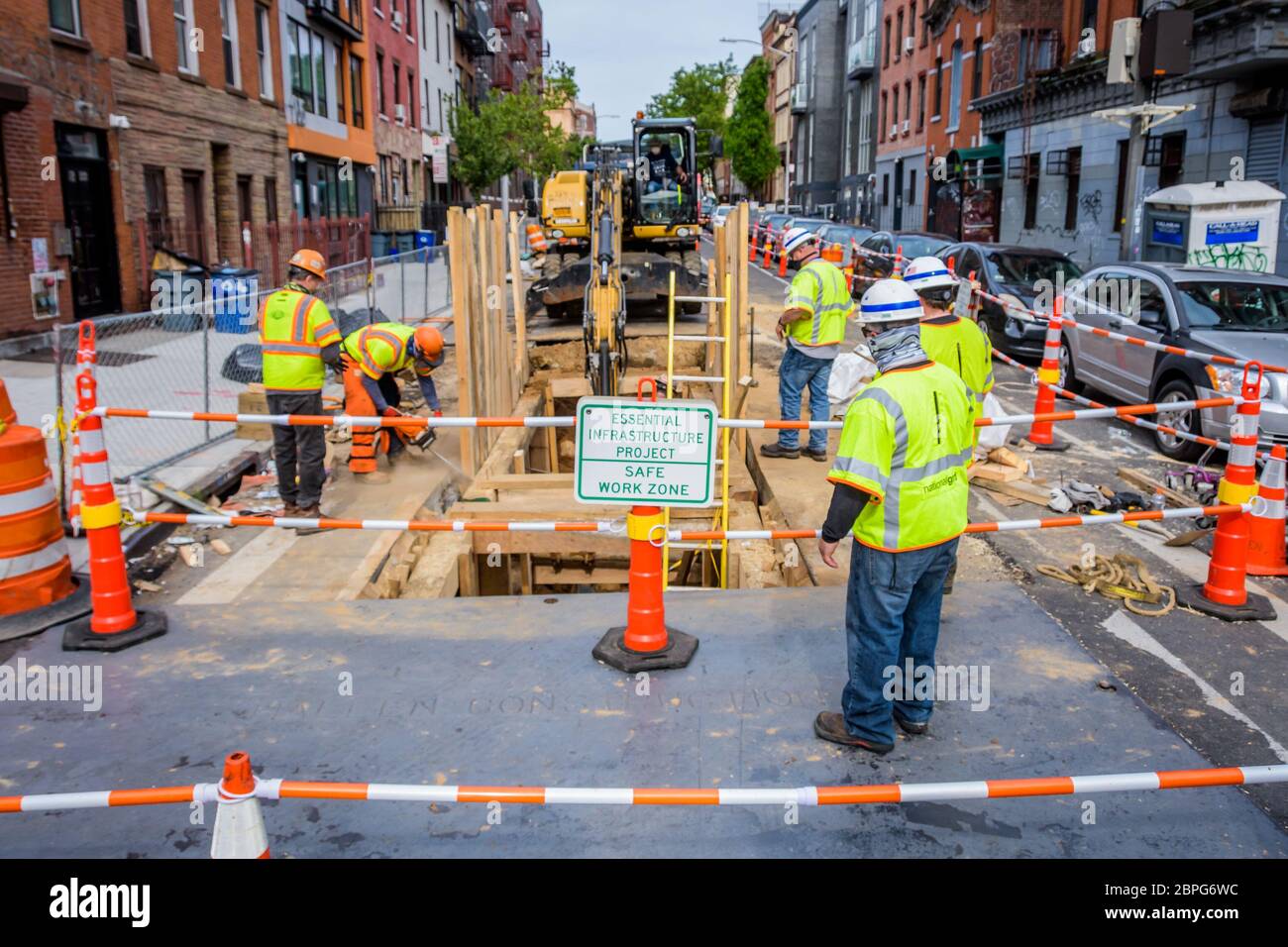 ÉTATS-UNIS. 18 mai 2020. Machines lourdes et ouvriers de la construction sur l'avenue Montrose. National Grid a repris la construction du pipeline North Brooklyn, malgré les risques de la pandémie COVID-19 et l'extension des commandes d'abris en place. Les résidents et les élus locaux ont exprimé une forte opposition aux pipelines qui traversent leurs quartiers et transportent du gaz à combustion très volatile. (Photo par Erik McGregor/Sipa USA) crédit: SIPA USA/Alay Live News Banque D'Images