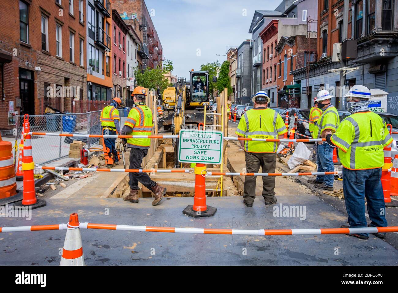 ÉTATS-UNIS. 18 mai 2020. Machines lourdes et ouvriers de la construction sur l'avenue Montrose. National Grid a repris la construction du pipeline North Brooklyn, malgré les risques de la pandémie COVID-19 et l'extension des commandes d'abris en place. Les résidents et les élus locaux ont exprimé une forte opposition aux pipelines qui traversent leurs quartiers et transportent du gaz à combustion très volatile. (Photo par Erik McGregor/Sipa USA) crédit: SIPA USA/Alay Live News Banque D'Images