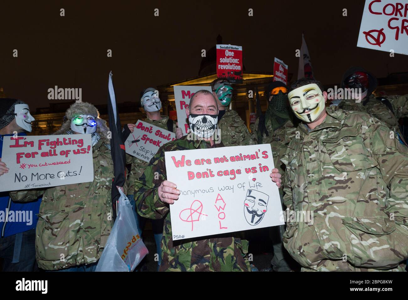 La « Marche du masque de lion » voit des manifestations porter un V pour des masques de type Vendetta Guy Fawkes et manifester contre l'austérité, la violation de l'ir civil Banque D'Images