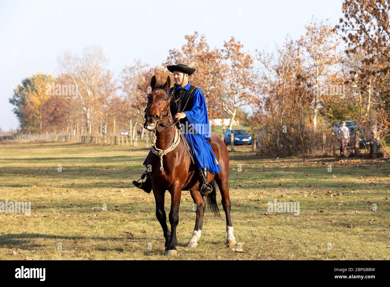 HORTOBAGY, HONGRIE, NOVEMBRE 04. 2018: Csikos hongrois en costume traditionnel folklorique montrant son cheval entraîné. Cheval-homme traditionnel de Hung Banque D'Images