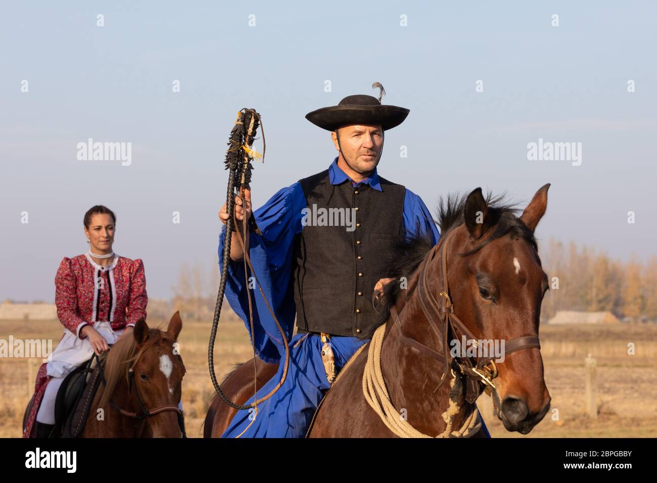 HORTOBAGY, HONGRIE, NOVEMBRE 04. 2018: Csikos hongrois en costume traditionnel folklorique montrant son cheval entraîné. Cheval-homme traditionnel de Hung Banque D'Images