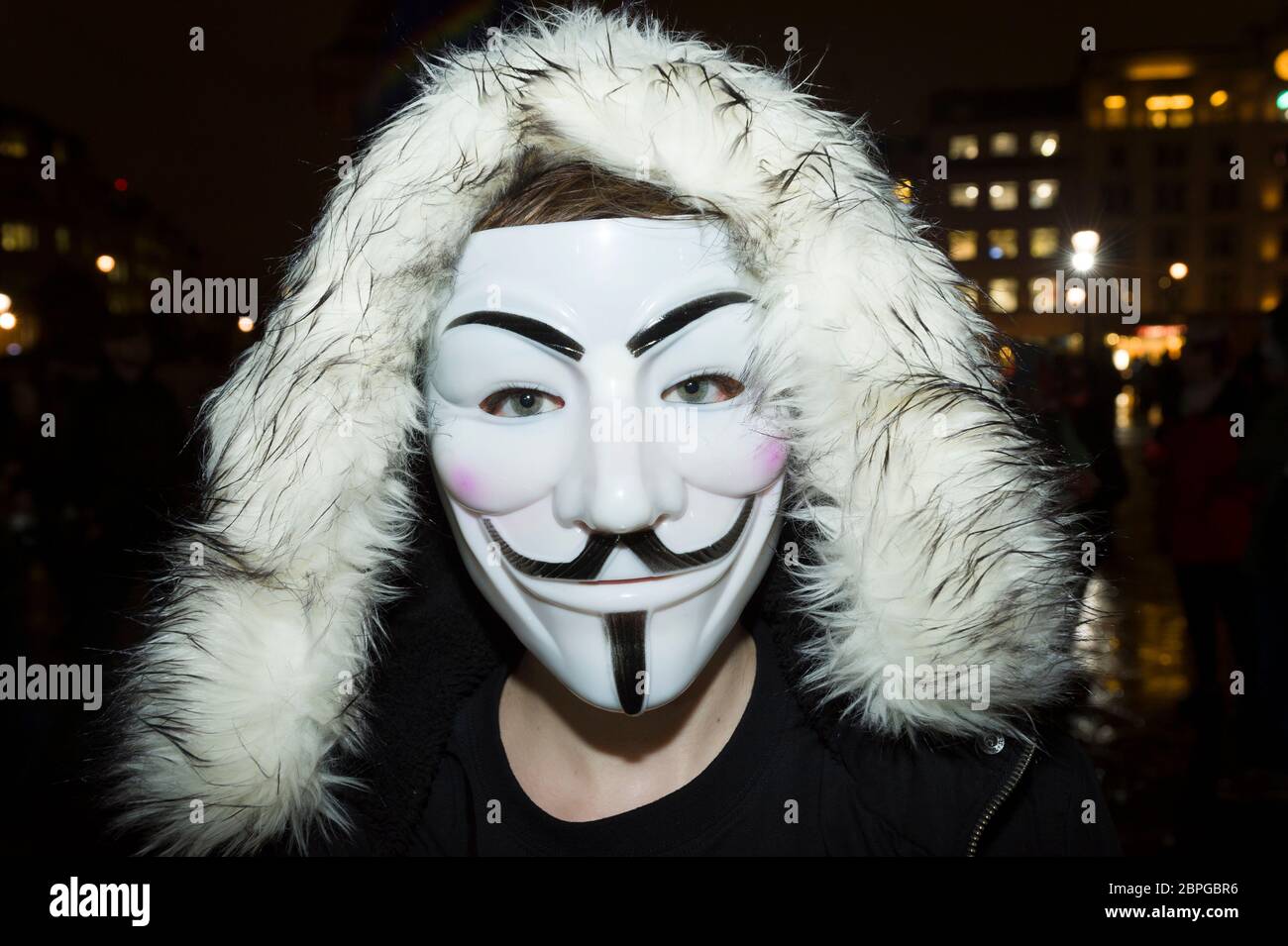 La « Marche du masque de lion » voit des manifestations porter un V pour des masques de type Vendetta Guy Fawkes et manifester contre l'austérité, la violation de l'ir civil Banque D'Images