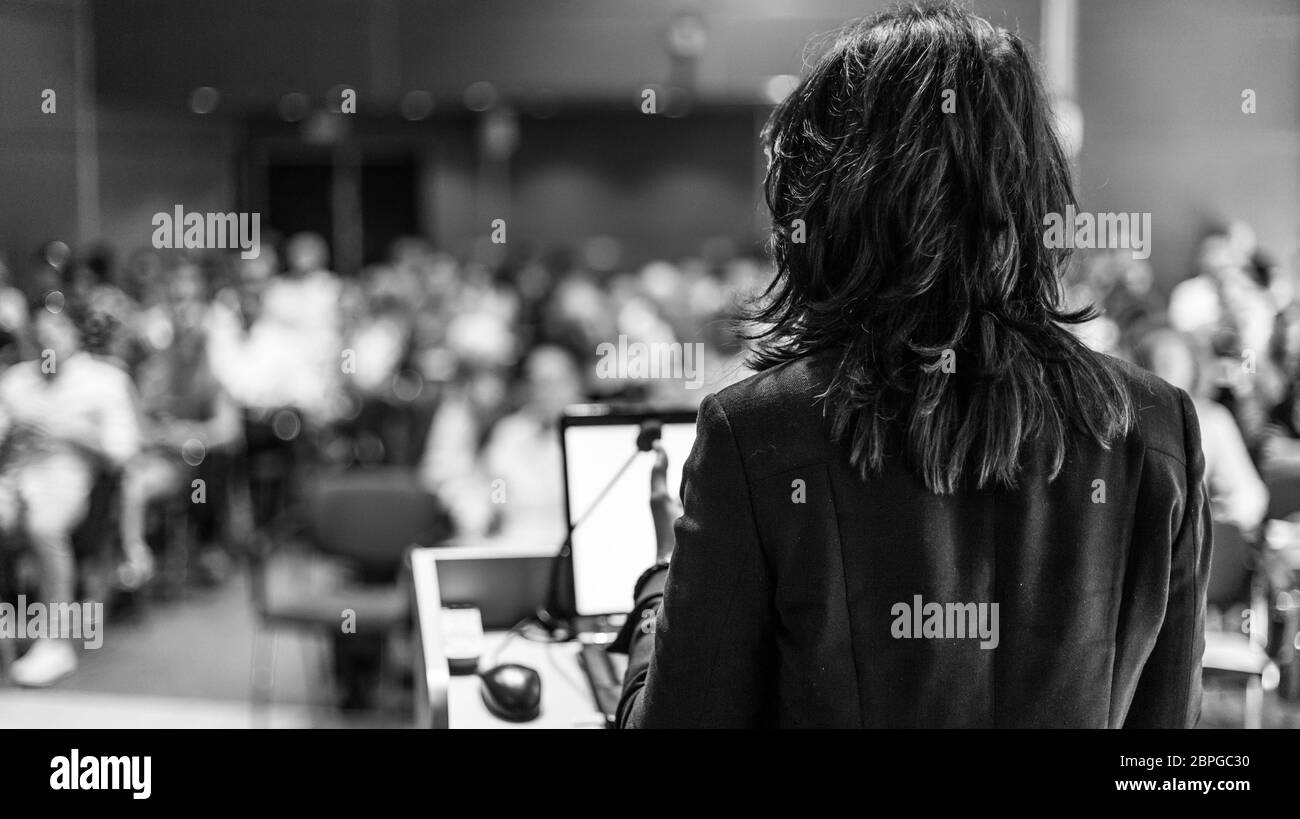 Le président féminin une conférence sur la conférence d'affaires. Méconnaissable dans public à la salle de conférence. L'entreprise et l'esprit d'eve Banque D'Images