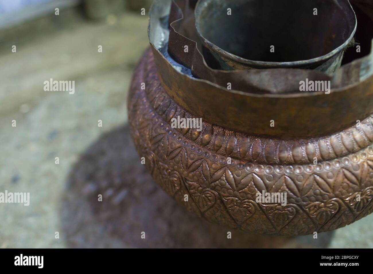 Le travail et le débosselage du cuivre ont été une tradition et un moyen de vivre pendant de nombreuses générations dans le petit village de Lahic en Azerbaïdjan Banque D'Images