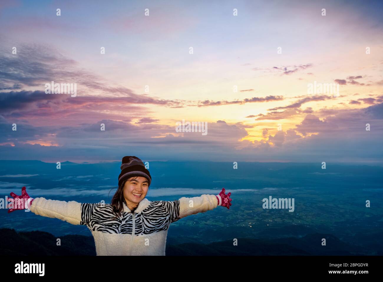 Touriste dans un article robe pull bras tendus, heureux tout en regardant le magnifique paysage naturel de la forêt et montagne au cours de la Banque D'Images