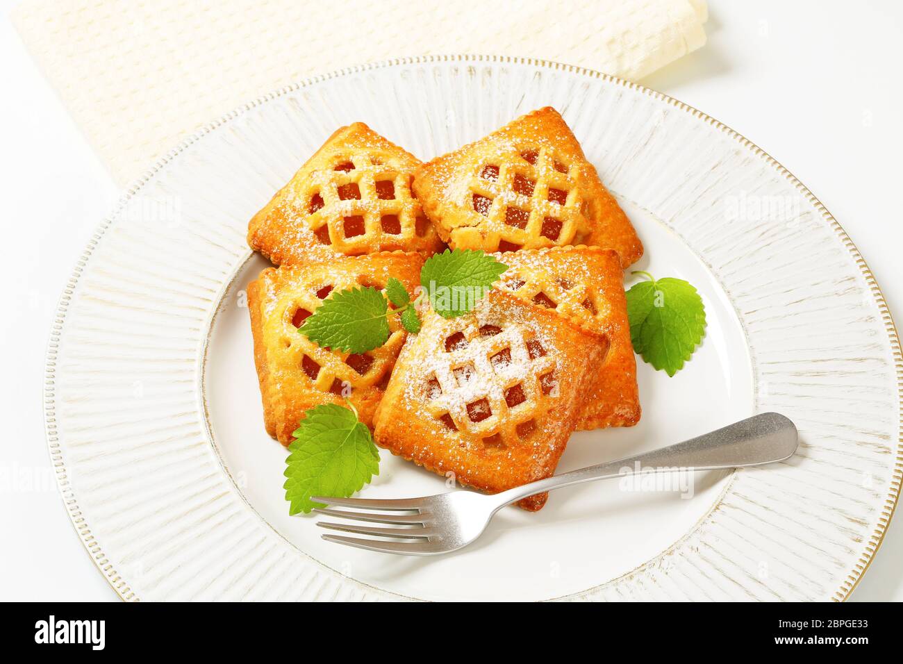 Peu de lattice-surmontée de tartes avec remplissage d'abricot Banque D'Images