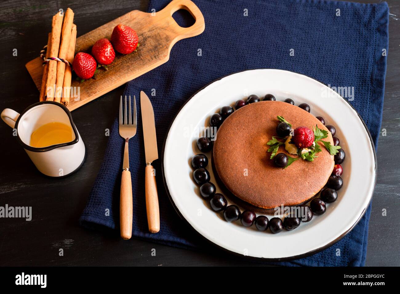 gâteaux chauds ou crêpes avec baies rouges, fraises, mûres pour le petit déjeuner, vue du dessus, horizontale Banque D'Images