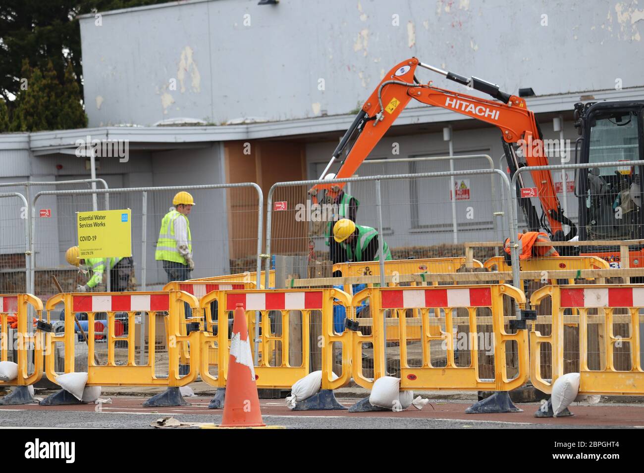 Dublin. 19 mai 2020. Les travailleurs travaillent sur un chantier de construction à Dublin, Irlande, le 18 mai 2020. L'Irlande a entamé lundi une phase de relâchement des restrictions imposées il y a 50 jours après l'épidémie de COVID-19 dans le pays. Crédit: Xinhua/Alay Live News Banque D'Images