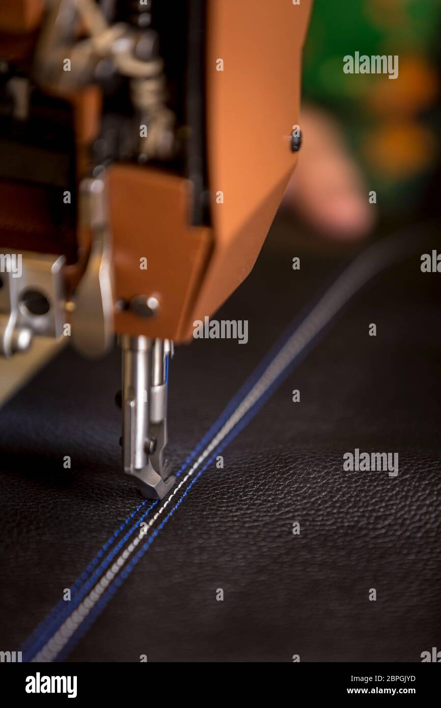 Cuir noir sur machine à coudre industrielle avec quatre points Banque D'Images