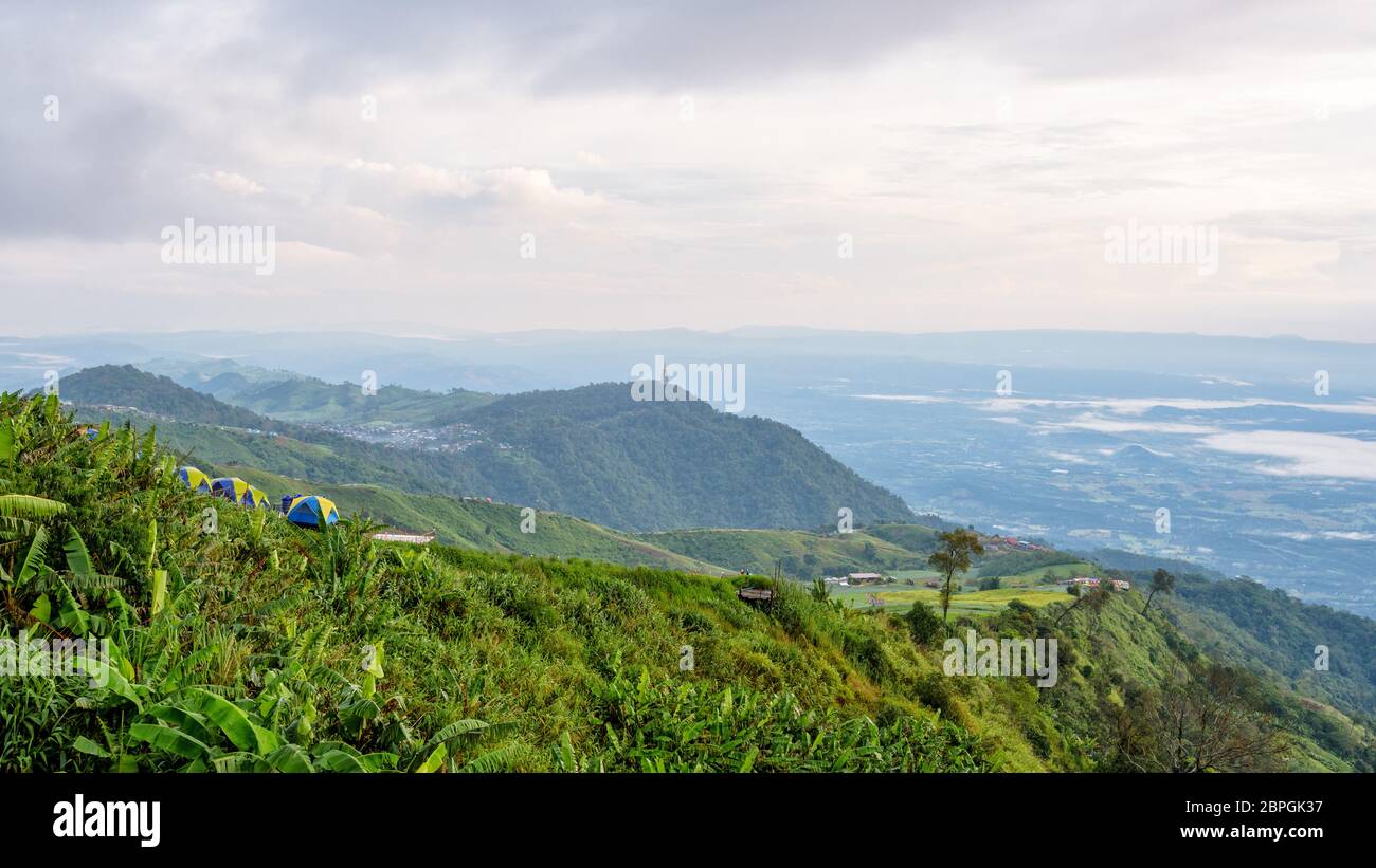Belle vue sur la grande nature paysage du ciel de montagne et forêt le matin sur la colline, vue à Phu Thap Berk attractions touristiques de Phetchabun Banque D'Images