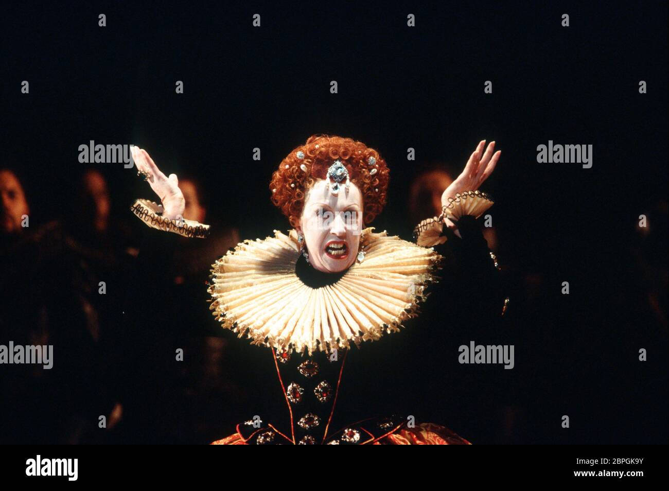 Josephine Barstow (Reine Elizabeth I) dans GLORIANA par Benjamin Britten à Opera North, Leeds, Angleterre en 1993 libretto: William Plomer basé sur 'Elizabeth et Essex: Une histoire tragique' par Lytton Strachey chef d'orchestre: Paul Daniel design: Anthony Ward directeur: Phyllida Lloyd Banque D'Images